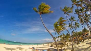 Playa en los alrededores y camastros