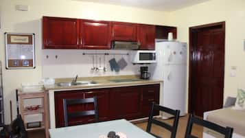 Refrigerador, microondas, parrilla de estufa y cafetera y tetera