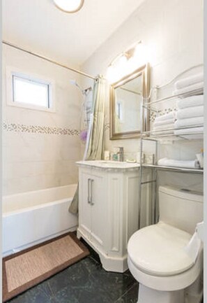 Ensemble douche/baignoire, sèche-cheveux, serviettes fournies, savon