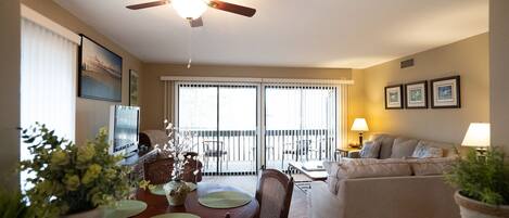 Een smart-tv, een dvd-speler en een printer