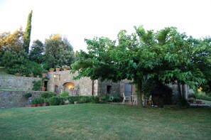 Property grounds - Enchanting Private Villa in Chianti Rolling Hills:Free WiFi,AC,Garden,Pool,View! (San Gusme)