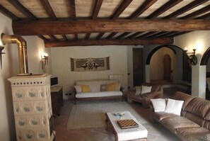 TV, fireplace, DVD player, books - Enchanting Private Villa in Chianti Rolling Hills:Free WiFi,AC,Garden,Pool,View! (San Gusme)