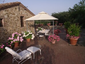 Outdoor dining - Enchanting Private Villa in Chianti Rolling Hills:Free WiFi,AC,Garden,Pool,View! (San Gusme)
