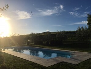 Una piscina al aire libre, tumbonas