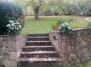 Property grounds - Enchanting Private Villa in Chianti Rolling Hills:Free WiFi,AC,Garden,Pool,View! (San Gusme)