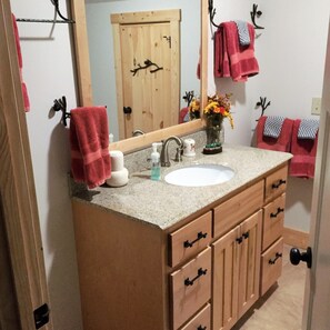 Suihkun ja ammeen yhdistelmä, pyyhkeet