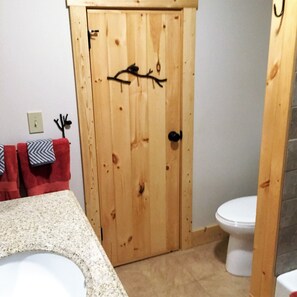 Combined shower/bathtub, towels - Blue Ridge Mountains (West Jefferson)