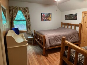 2 makuuhuonetta, silitysrauta/-lauta, ilmainen Wi-Fi, vuodevaatteet