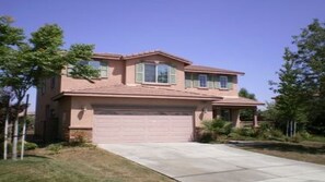 Exterior - Beautiful Gated Community Where You Can Go Fishing, Walking, Running & Bicycling (Menifee)