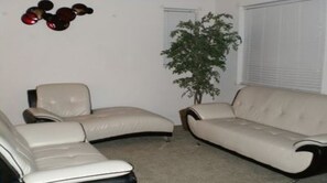 Smart TV, fireplace, books, stereo - Beautiful Gated Community Where You Can Go Fishing, Walking, Running & Bicycling (Menifee)