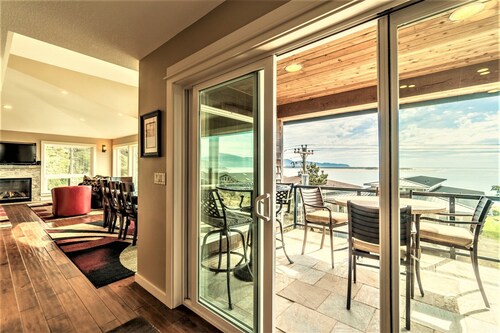 Elevator, Master Suites, Jacuzzi's -  steps to the Beach!