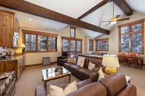 Een televisie, een open haard en tafelvoetbal