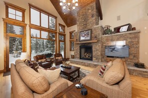 Una televisión, una chimenea, un futbolín