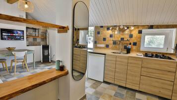 Wasserkocher mit Kaffee-/Teezubehör, Kühlschrank, Herdplatte, Toaster