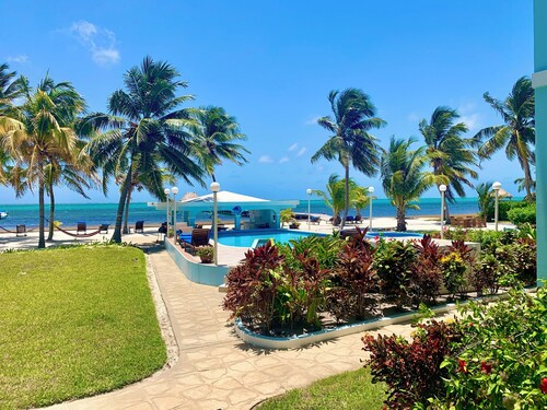 C2 Beachfront with large veranda & fabulous views! Pool, bikes, kayaks!