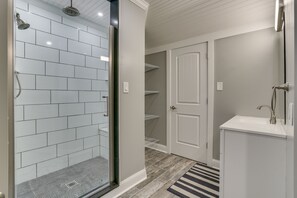 Combined shower/bathtub, towels