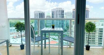 City&Ocean View Balcony. Pool & Hottub. Fast Wi-Fi