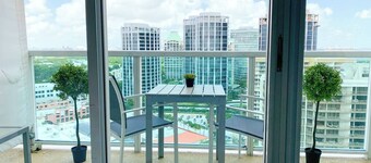 City&Ocean View Balcony. Pool & Hottub. Fast Wi-Fi