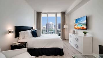 1 slaapkamer, een bureau, een strijkplank/strijkijzer, reisbedje
