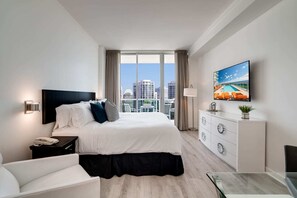 1 chambre, bureau, fer et planche à repasser, lit parapluie
