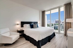 1 habitación, escritorio, tabla de planchar con plancha y cuna de viaje 