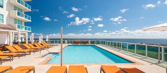 City&Ocean View Balcony. Pool & Hottub. Fast Wi-Fi