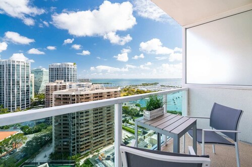 City&Ocean View Balcony. Pool & Hottub. Fast Wi-Fi
