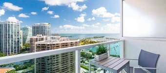 City&Ocean View Balcony. Pool & Hottub. Fast Wi-Fi
