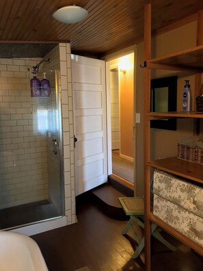 Bathtub, eco-friendly toiletries, hair dryer, towels - Find your vacation here, at Merrynook Cabin (Pinehurst)