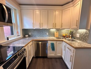 Frigorifero, microonde, forno, piano cottura