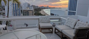 Rooftop, private garden penthouse, 2 beach view Bedrooms, free parking, WIFI