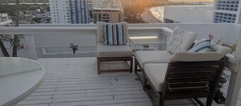 Rooftop, private garden penthouse, 2 beach view Bedrooms, free parking, WIFI