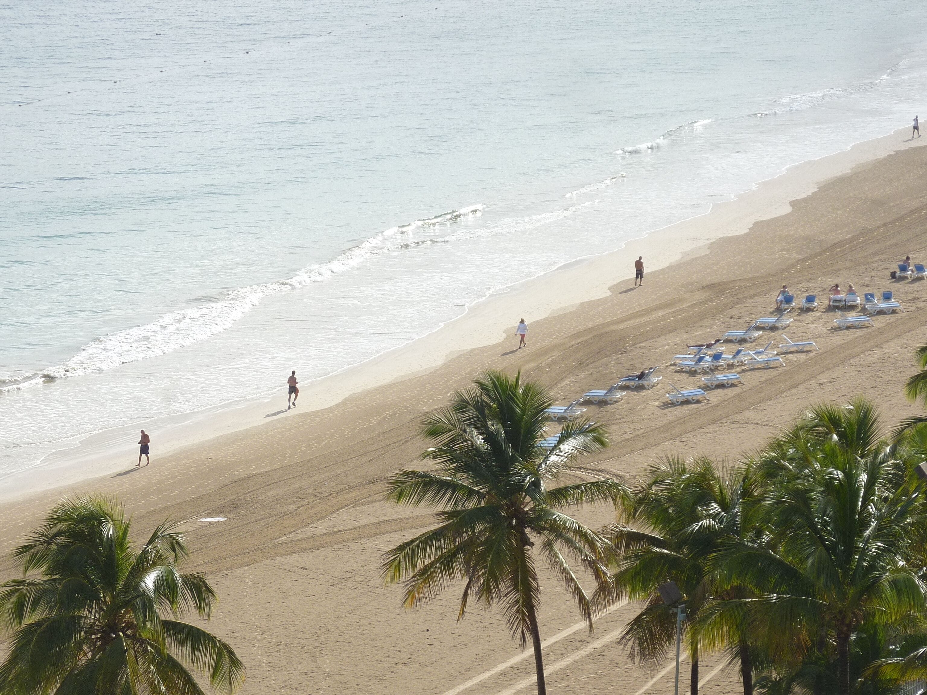 Sulla spiaggia, lettini da mare, teli da spiaggia