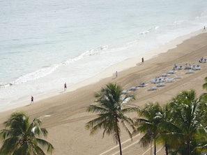 En la playa, camastros y toallas de playa
