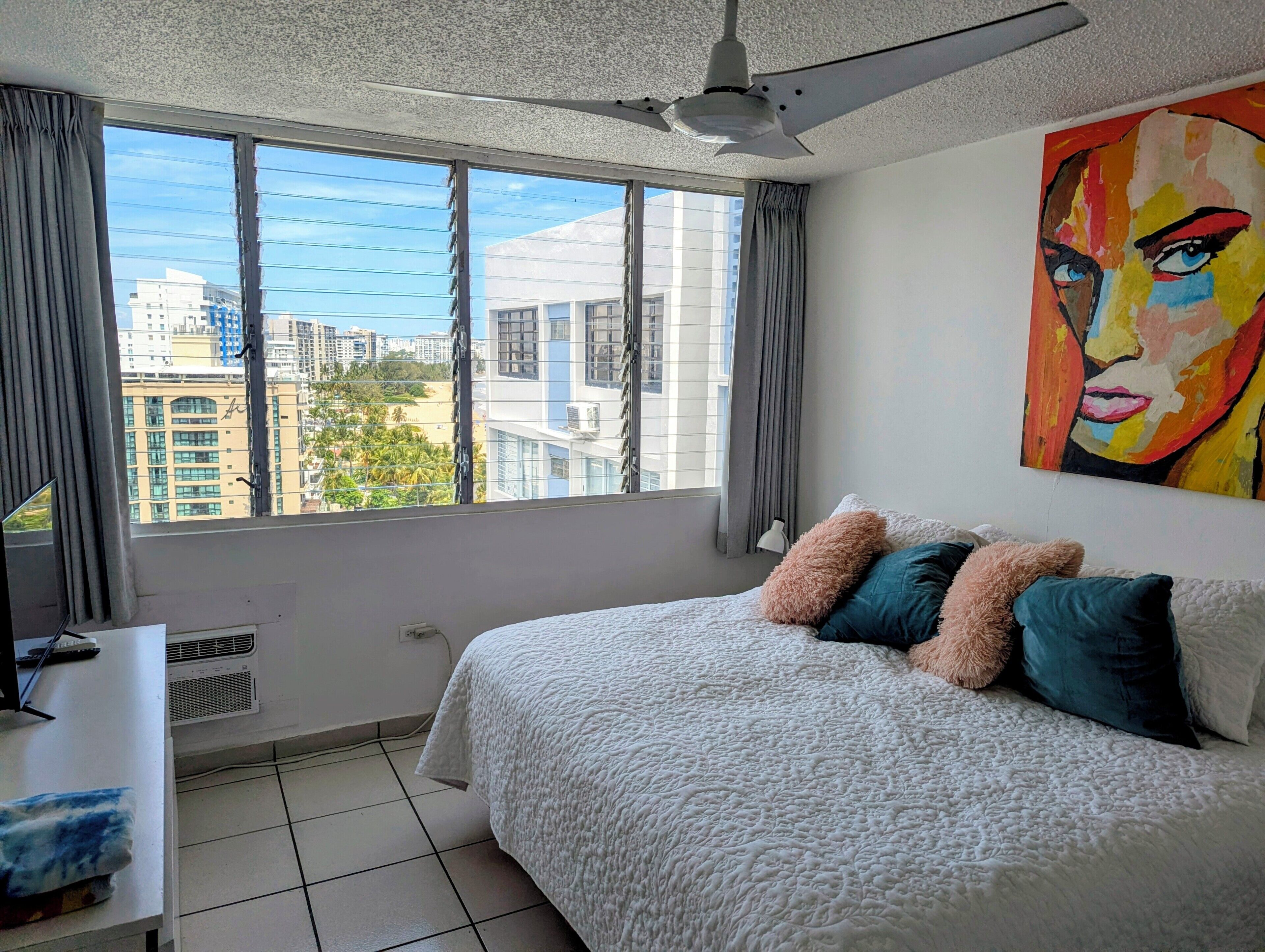 2 habitaciones, caja de seguridad en la habitación y escritorio 