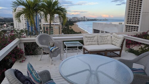 Rooftop, private garden penthouse, 2 beach view Bedrooms, free parking, WIFI
