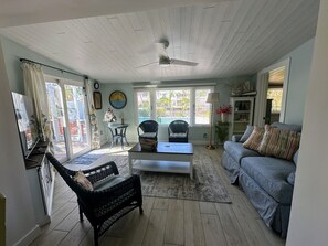 Smart TV, DVD player, livros, videoteca