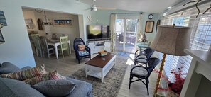 Smart TV, DVD player, livros, videoteca