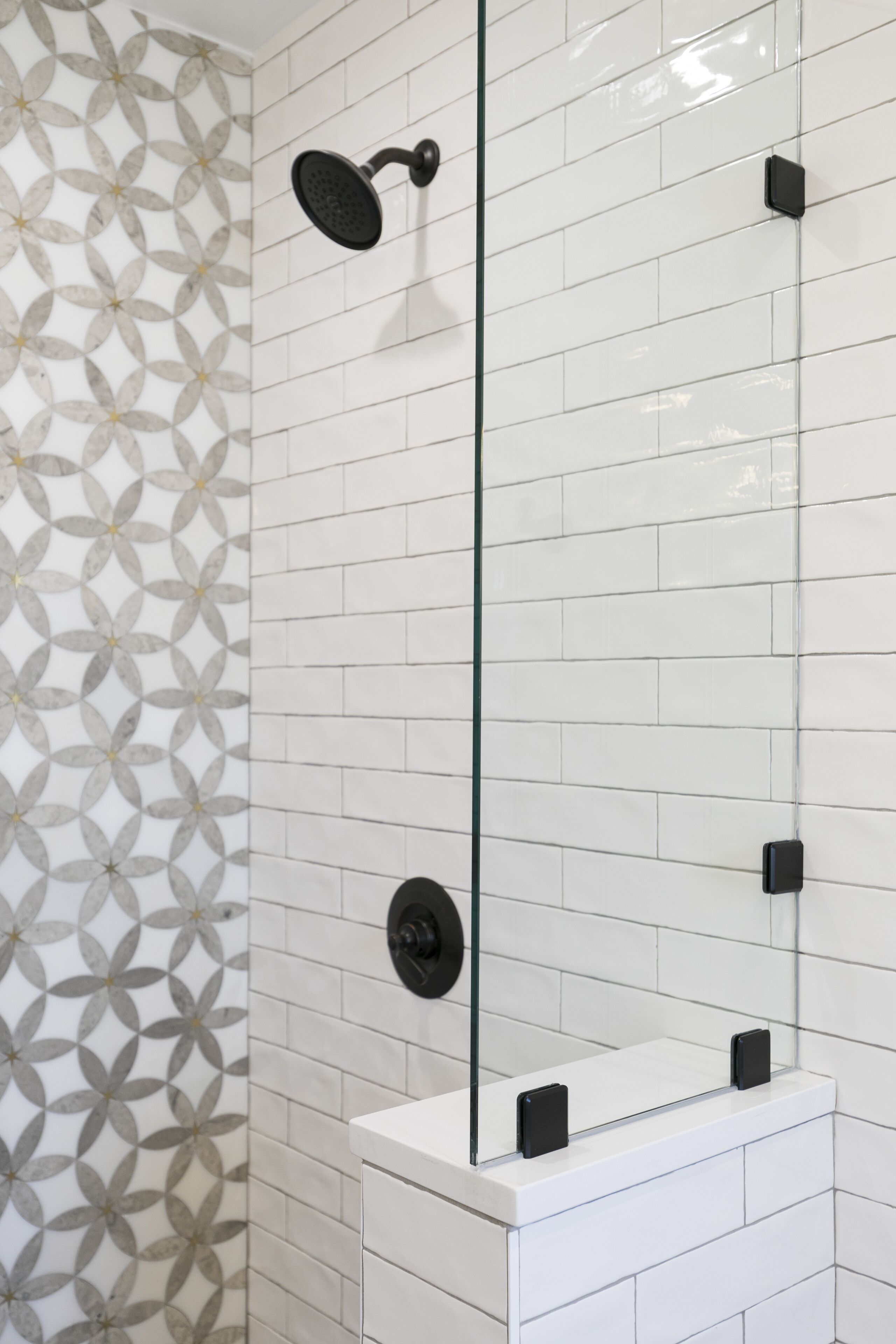 Ensemble baignoire-douche, séchoir à cheveux, serviettes fournies, savon