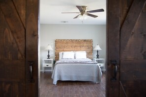 4 habitaciones, tabla de planchar con plancha, wifi y ropa de cama 