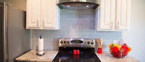 Refrigerador, microondas, horno y parrilla de estufa