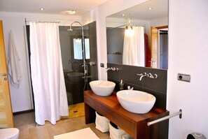 Badewanne, Haartrockner, Bidet, Handtücher