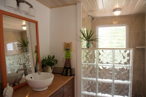 Chuveiro, secador de cabelo, toalhas de banho, sabonete