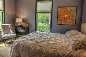 10 Schlafzimmer, Schreibtisch, Bügeleisen/Bügelbrett, Reisekinderbett