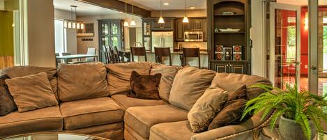 Una Smart TV, una chimenea, videojuegos, un futbolín