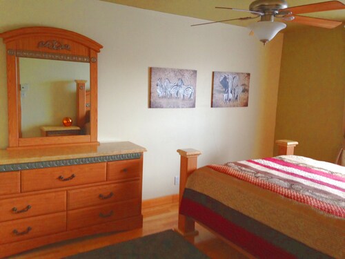 Free Parking. Cozy, Clean & Bright Apartment.
