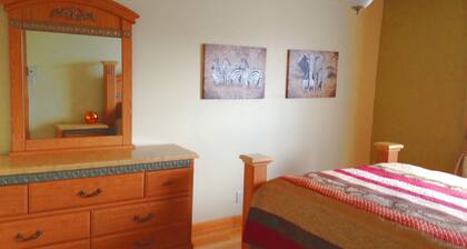 Free Parking. Cozy, Clean & Bright Apartment.