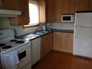 Frigorífico, microondas, horno y placa de cocina
