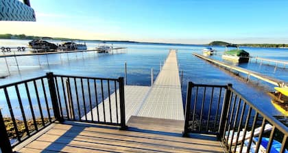 Tule nauttimaan tästä Lakefront-kiinteistöstä, Race Track & Downtown Saratoga Springsistä!