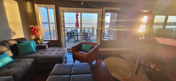 Smart TV, videojuegos, reproductor de DVD y biblioteca musical 